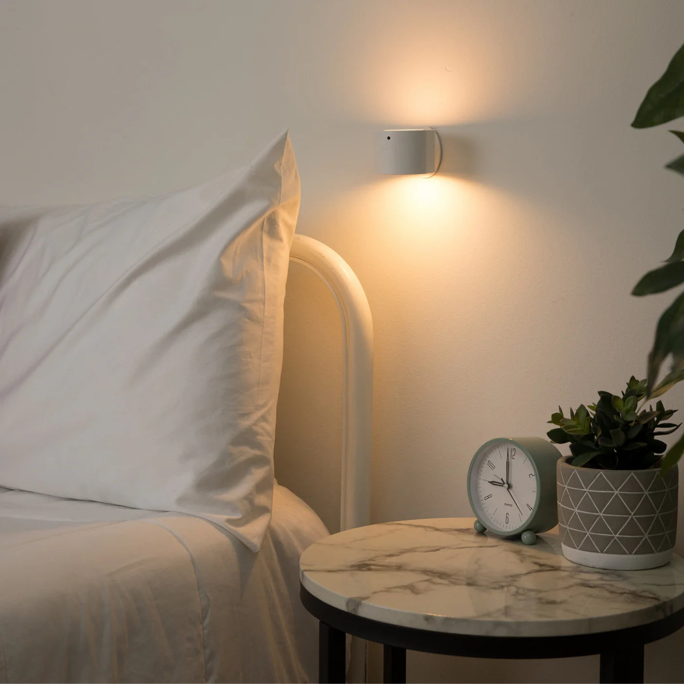 AuraLite™ - מנורת קיר מודרנית לכל חדר בבית